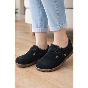 Earth Origins Faux Fur Lined Slip-On Shoes. Size 9 Women's